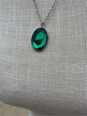 Faux Emerald Green Oval Pendant Necklace